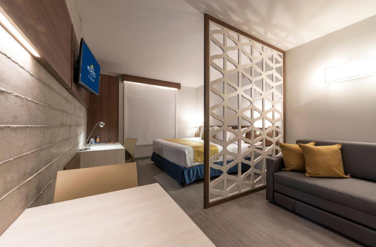 Microtel Inn & Suites By Wyndham Guadalajara Sur Palomar Экстерьер фото